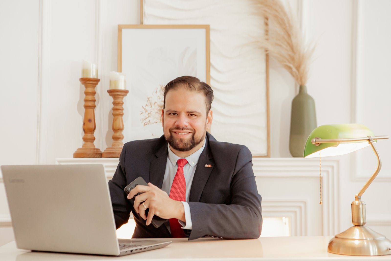 Advogado à mesa de trabalho, ao lado de um computador